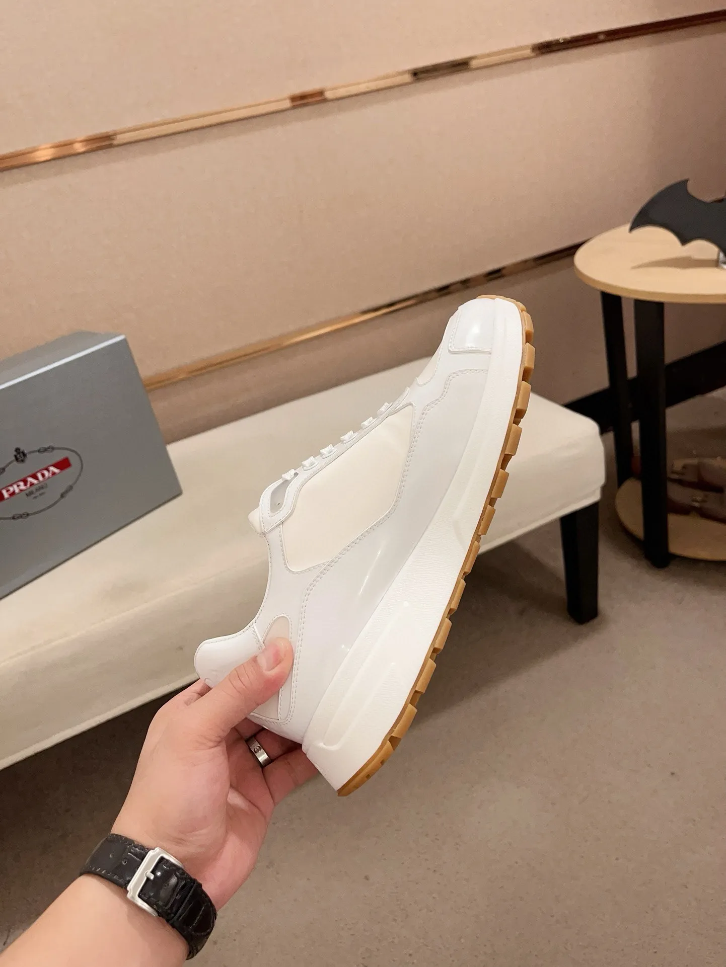 Men's Men's Shoes 💰 580💰 ✔️✔️✔️High-quality new PRADA (Prada) counters are launched simultaneously. The new men's shoes and 😘fabric are made of selected first-layer cowhide and technological glue-spraying technology. Lining: Full cowhide lining. 👍🏿High-end☄️Open-molded non-slip rubber outsole, exquisite lines, simple and elegant, comfortable and high-end for leisure travel. Code number: 38 to 44 (can be customized to 45, non-refundable!